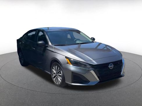 Used 2025 Nissan Altima 2.5 SV FWD image 3