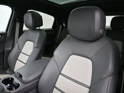 Certified 2022 Porsche Cayenne Platinum Edition AWD/4WD image 5