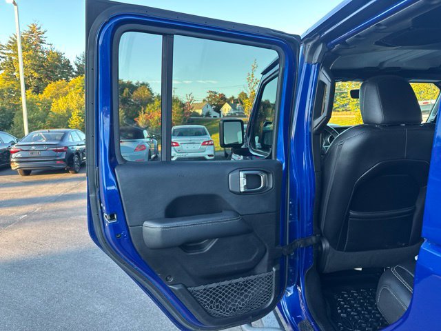 Used 2018 Jeep Wrangler Unlimited Sahara w/ Dual Top Group AWD/4WD image 17