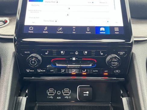 Used 2024 Jeep Grand Cherokee Limited w/ Luxury Tech Group II image 24