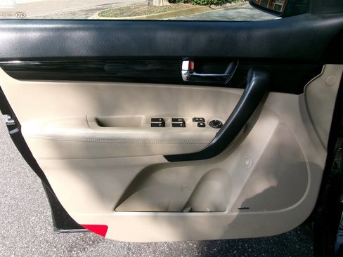 Used 2012 Kia Sorento EX w/ EX V6 Premium Pkg image 14