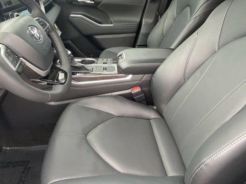 Certified 2026 Toyota Highlander Limited AWD/4WD image 22
