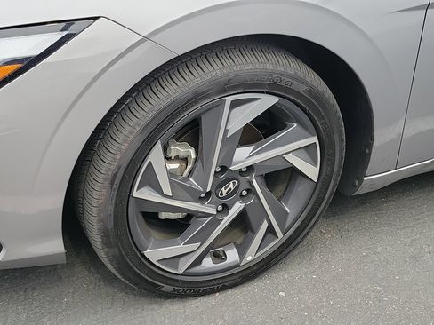 Used 2025 Hyundai Elantra Limited FWD image 2