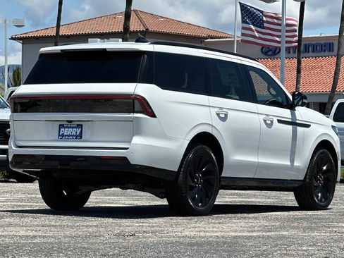 New 2026 Lincoln Navigator Reserve w/ Jet Appearance Package AWD/4WD image 3