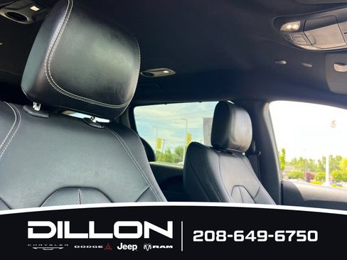 Used 2025 Chrysler Pacifica Select FWD image 18