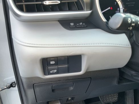 Used 2021 Toyota Highlander XLE AWD/4WD image 25