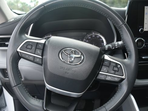 Certified 2024 Toyota Highlander XLE image 13