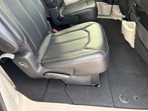 Used 2024 Chrysler Pacifica Touring-L image 21