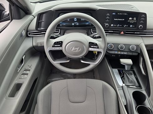Certified 2025 Hyundai Elantra SE image 13