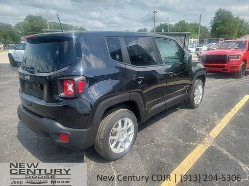 Used 2023 Jeep Renegade Latitude AWD/4WD image 4