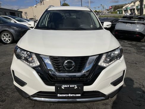 Used 2018 Nissan Rogue SV image 2