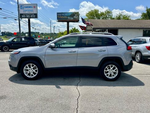 Used 2018 Jeep Cherokee Latitude w/ Mobile Office Group AWD/4WD image 6
