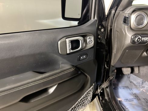 Used 2019 Jeep Wrangler Unlimited Sahara w/ Uconnect 4C Nav & Sound Group AWD/4WD image 17