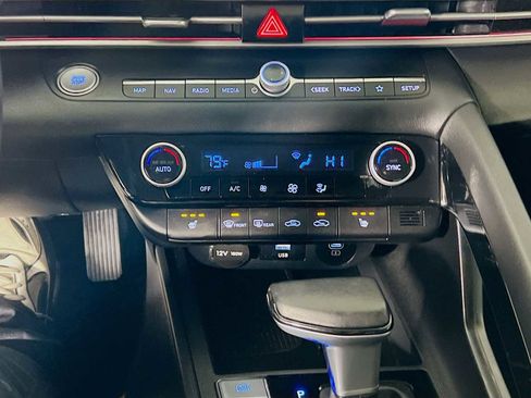 Certified 2025 Hyundai Elantra Limited image 15