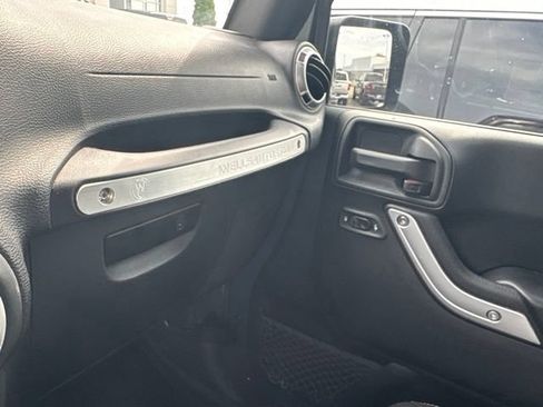 Used 2017 Jeep Wrangler Unlimited Sahara w/ Connectivity Group AWD/4WD image 25