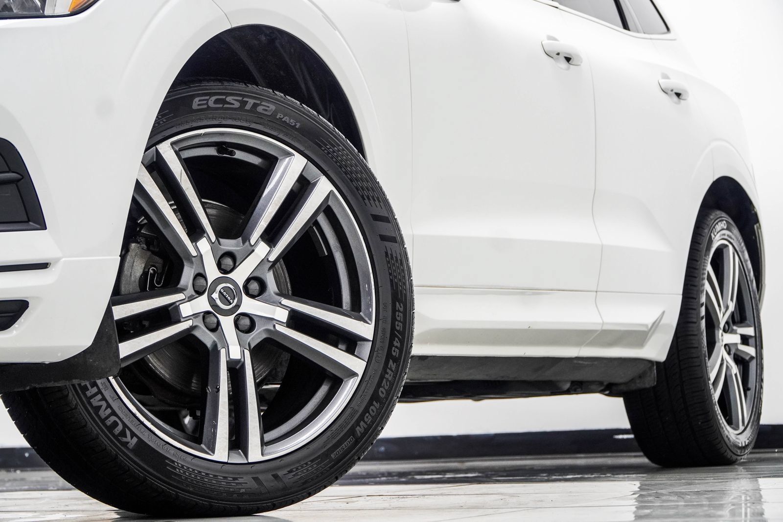 Used 2020 Volvo XC60 T5 Momentum w/ Protection Package Premier AWD/4WD image 4