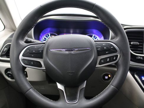 Used 2022 Chrysler Pacifica Touring-L FWD image 32