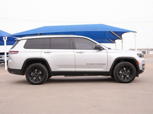 Used 2024 Jeep Grand Cherokee L Laredo image 3