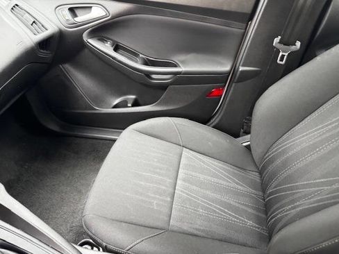 Used 2018 Ford Focus SE w/ SE Appearance Package image 35