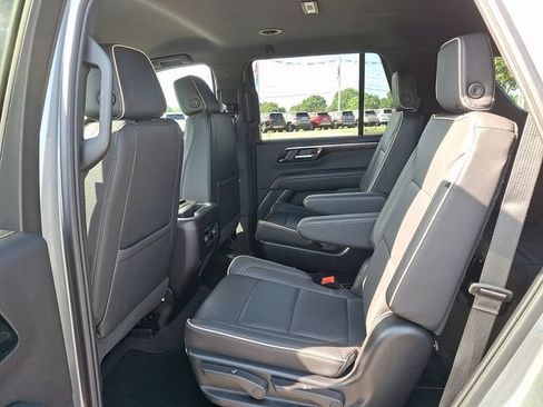 Used 2025 Chevrolet Tahoe Premier AWD/4WD image 9