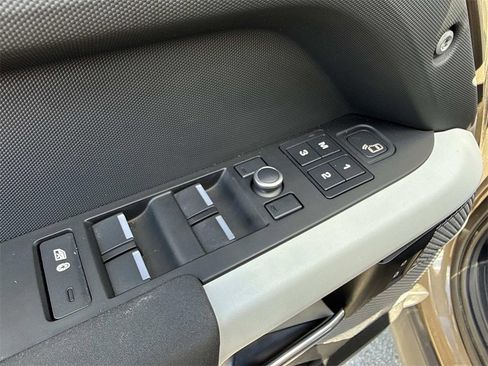Used 2020 Land Rover Defender 110 SE image 11