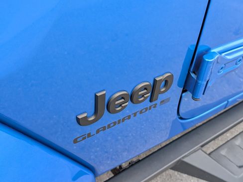 Used 2024 Jeep Gladiator Sport image 11