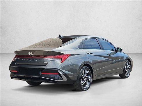 Used 2024 Hyundai Elantra Limited FWD image 5