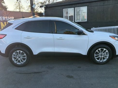Used 2022 Ford Escape SE w/ Cold Weather Package FWD image 9