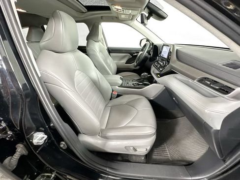 Used 2023 Toyota Highlander XLE AWD/4WD image 28
