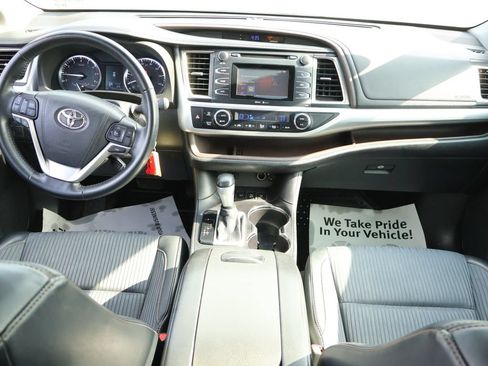 Used 2015 Toyota Highlander Plus AWD/4WD image 18