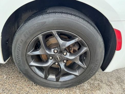 Used 2018 Chrysler Pacifica Touring-L Plus FWD image 7