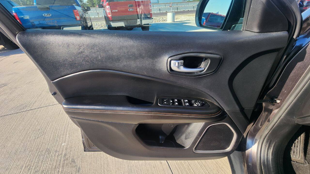 Used 2018 Jeep Compass Latitude w/ Popular Equipment Group FWD image 11