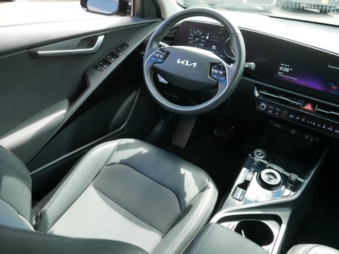 Certified 2024 Kia Niro Wind w/ Wind Preserve Package FWD image 9