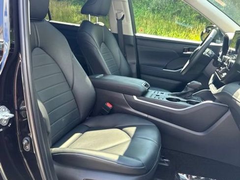 Used 2024 Toyota Highlander XLE AWD/4WD image 46