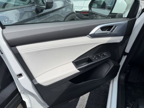 New 2026 Volkswagen Taos SE FWD image 9