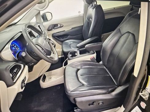 Used 2023 Chrysler Pacifica Touring-L FWD image 6
