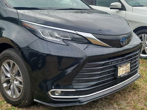 Used 2021 Toyota Sienna XLE w/ XLE Plus Package image 6