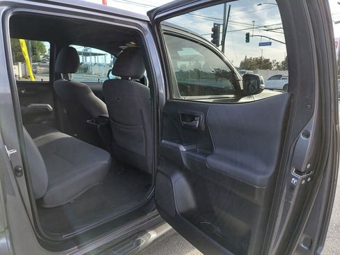 Used 2018 Toyota Tacoma TRD Sport AWD/4WD image 30