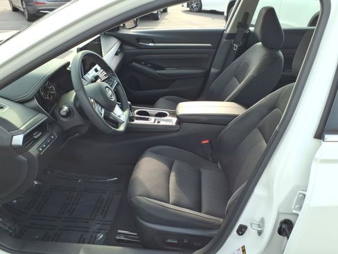 Used 2023 Nissan Altima 2.5 SV w/ SV Premium Package AWD/4WD image 4