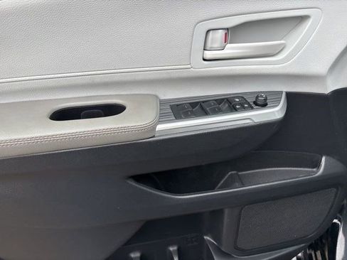 Used 2025 Toyota Sienna LE FWD image 13