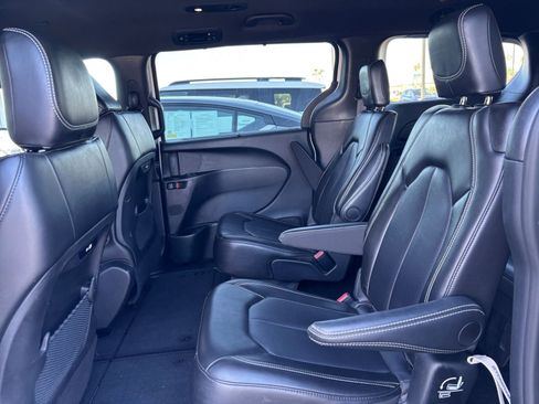 Used 2025 Chrysler Pacifica Select image 27