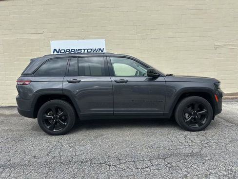Used 2023 Jeep Grand Cherokee Limited w/ Black Appearance Package AWD/4WD image 3