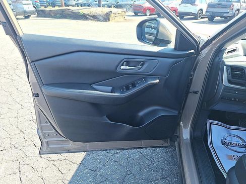 Certified 2025 Nissan Rogue SV AWD/4WD image 9