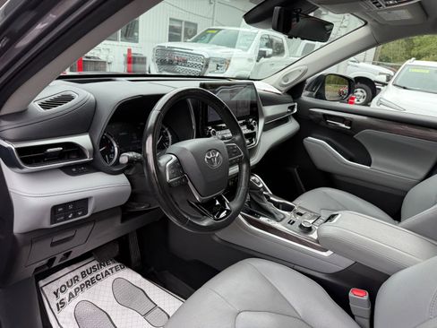 Used 2021 Toyota Highlander Platinum image 13
