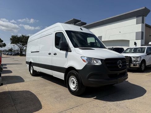 Used 2020 Mercedes-Benz Sprinter 2500 w/ Driver Convenience Package image 37