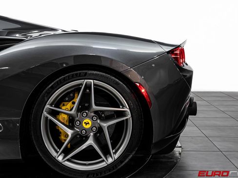 Used 2022 Ferrari F8 Tributo image 21