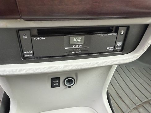 Used 2012 Toyota Sienna XLE w/ Entertainment Pkg FWD image 30