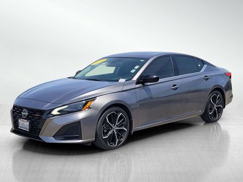 Used 2024 Nissan Altima 2.5 SR w/ SR Premium Package FWD image 8