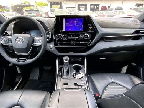 Used 2023 Toyota Highlander XSE image 16