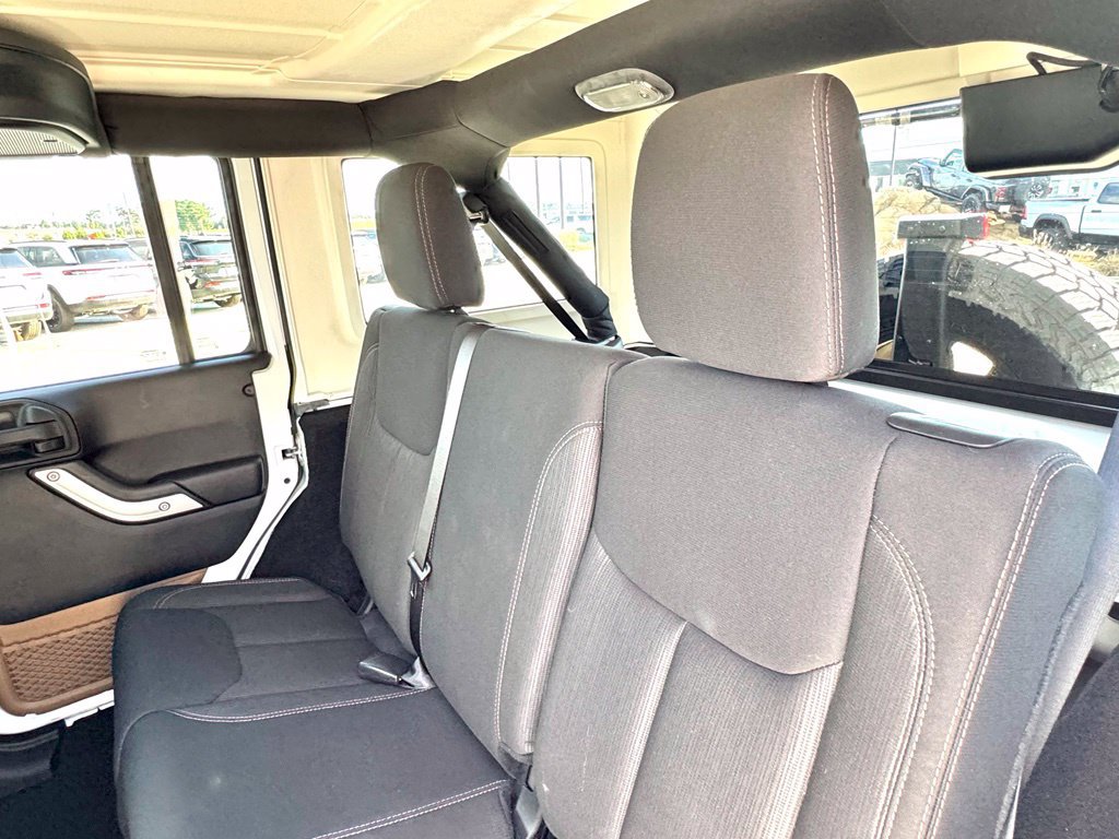 Used 2016 Jeep Wrangler Unlimited Sahara w/ Connectivity Group AWD/4WD image 17